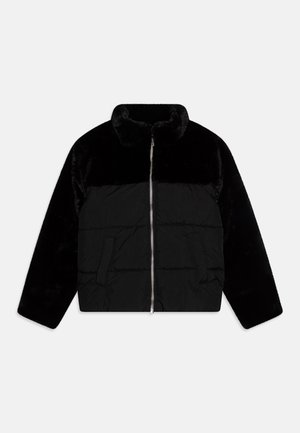 Chaqueta de plumas negra con parte superior de piel sintética texturizada, cierre de cremallera y bolsillos laterales. Presenta paneles en contraste y un diseño corto.