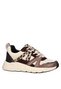 Sneakers met een mix van materialen: bruin leer, luipaardprint en crèmekleurig nepbont; gestructureerde meshpanelen en een dikke beige zool.