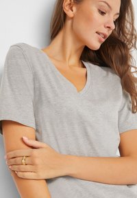 bonprix LONG MIT V-AUSSCHNITT UND KURZARM 2ER PACK BEQUEMES - T-shirt basic - grey