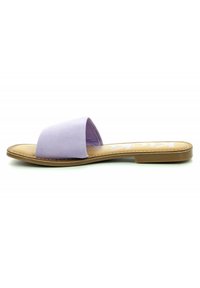 Lavendel slide sandal med et bredt stofrem og en flad, tan lædersål. Minimalistisk design, glat tekstur og uden udsmykninger.
