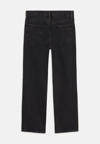 Jeans de mezclilla negra con corte recto. Presenta dos bolsillos traseros y una cinturilla clásica. La textura está ligeramente desvaída con un acabado suave.