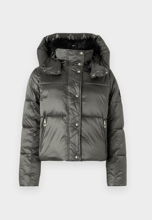 Kurze Steppjacke in Dunkelgrau mit glänzender Oberfläche, ausgestattet mit einer abnehmbaren Kapuze, Reißverschlusstaschen und Druckknopfverschlüssen.