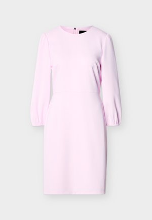 Robe rose clair mi-longue avec manches longues bouffantes, encolure ronde et fermeture éclair au dos, sur fond uni.