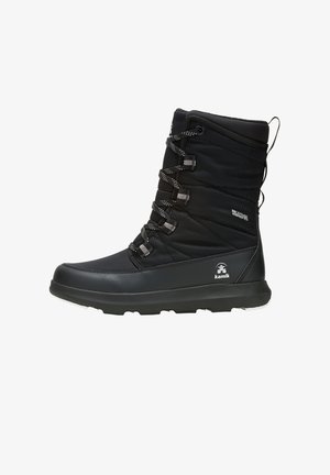 Bota de invierno aislada negra con parte superior de nailon acolchado, suela de goma, cordones ajustables y un logo en el lateral. Diseño impermeable.