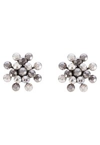 Paire de boucles d'oreilles en forme de cluster rond avec de multiples pierres précieuses facettées claires et grises disposées en motif floral sur fond blanc.