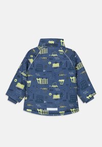 Blaue Jacke mit Muster, die Illustrationen von Autos, Pflanzen und Gebäuden in Grün zeigt. Leichtes Material mit hohem Kragen und elastischen Bündchen.