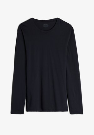 Camiseta de manga larga negra hecha de tela suave, con un escote redondeado, textura lisa y un diseño simple, sin adornos.