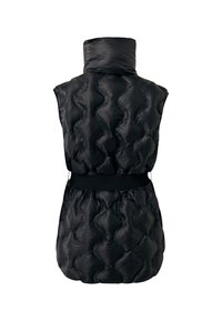 Černá péřová vesta s vysokým límcem, se vlnkovou prošívanou strukturou a páskem v pase. Vyrobena z lesklého, lehkého materiálu.
