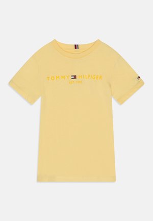Geel korte mouw T-shirt voor peuters met de tekst "Tommy Hilfiger EST. 1985" en logo aan de voorkant, en een klein logo op de linkermouw.