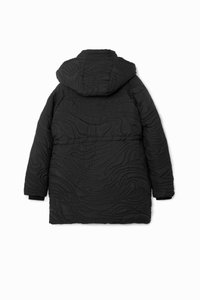 Svart quilted jakke med hette, teksturert mønster og lange ermer med elastiske mansjetter. Enkel design uten synlig maskinvare.