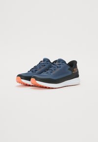 Baskets de sport en maille bleue avec des accents noirs et une semelle texturée ornée de détails orange, conçues pour le confort et la performance.