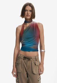 Top halter cu gradient în nuanțe de albastru și roșu, fabrică texturată, design drapat cu un nod pe lateral, asortat cu pantaloni cargo bej, cu buzunare.