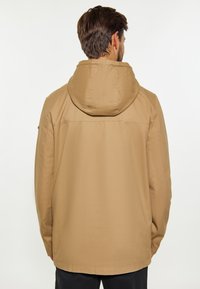 Beige huva jacka med avslappnad passform, som har en mjuk textur och enkel design. Inkluderar justerbar huva och subtila sömnadsdetaljer.