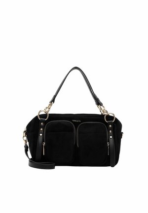 Bolso negro con doble asa, dos bolsillos frontales con cremallera, herrajes dorados y una correa de hombro ajustable.