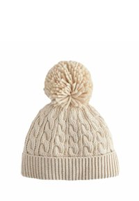 Bonnet en tricot couleur crème avec un motif de cable texturé, doté d'un grand pompon duveteux sur le dessus et d'un revers côtelé en bas.