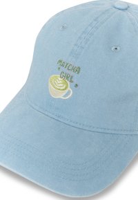 Casquette de baseball bleu clair avec un matcha latte vert brodé dans une tasse et les mots "MATCHA GIRL" au-dessus.