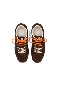 Braune Wildledersneaker mit kontrastierenden weißen und orangenen Schnürsenkeln. Verfügt über ein strukturiertes Design, einen gepolsterten Kragen und ein Logo auf der Zunge.