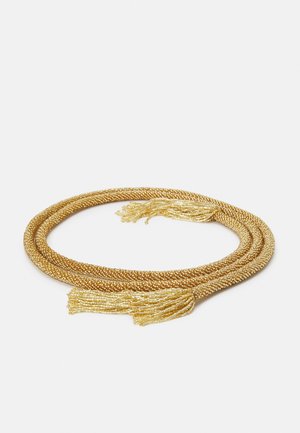 Kultakimppuinen helmiruusukkokaulakoru, jossa tupsupäät, makaa valkoisella taustalla.