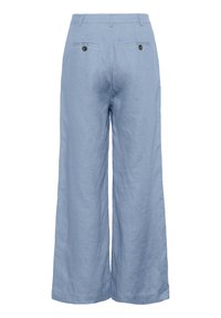 Lichtblauwe linnen broek met wijde pijpen en een hoge taille, voorzien van twee achterzakken en knopenaccenten voor detail. Soepele textuur.