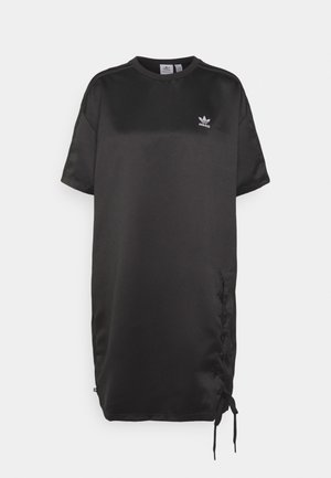Czarna sukienka Adidas z krótkim rękawem, okrągłym dekoltem, małym białym logo na piersi i wiązaniem po boku u dołu.