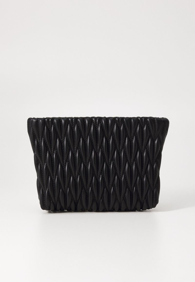 Čierna, vypolstrovaná listová taška s diamantovým prešívaním, so štruktúrovaným tvarom a hladkou koženou látkou. Žiadne viditeľné kovanie.