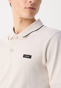 Calvin Klein TIPPING  - Pólóing - stony beige