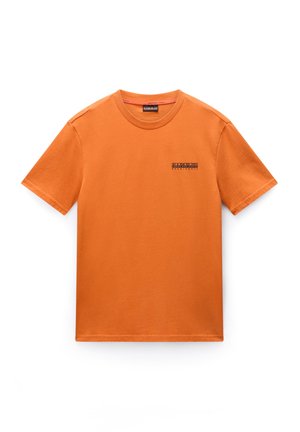 Oranje katoenen t-shirt met korte mouwen, ronde halslijn en een klein zwart logo gedrukt op de linkerkant van de borst. Gestreken textuur.