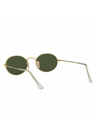 Occhiali da sole ovali con lenti verde scuro, montatura in metallo dorato e puntali in plastica trasparente sulle aste. Presentano naselli regolabili per il massimo comfort.