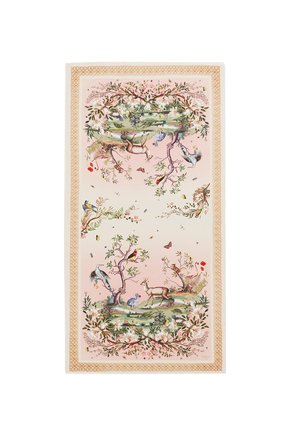 Suorakulmainen huivi, jossa vaaleanpunainen liukuvärinen tausta, kukkakuvioinen reunus sekä yksityiskohtaiset kuvitukset peuroista, linnuista ja perhosista luonnonmaisemassa.