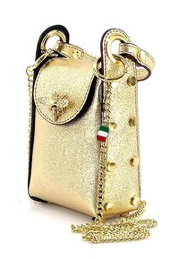 Gouden glitter mini-tas met een ronde flap, bijpassend detail en decoratieve studs. Voorzien van een gouden schouderband en een klein charm van de Italiaanse vlag.