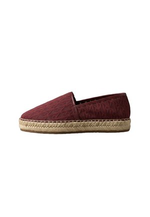 Scarpa espadrillas casual slip-on con tomaia in tessuto strutturato bordeaux e suola intrecciata in juta naturale su sfondo bianco.