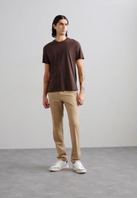 sandro TEE - Pamata T-krekls - marron foncé