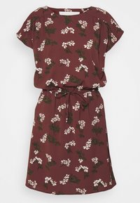 Kortärmad maroon klänning med vit blommig tryck och justerbart midjeband, knälång med rund halsringning och lös passform.