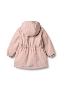 Svetloružová bunda s kapucňou, elastickými manžetami, stiahnutým pásom a nášivkou s logom na leme. Hladká textúra, ležérny a funkčný dizajn.
