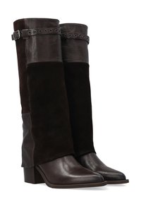 Hnědé kožené a semišové kozačky ke kolenům se čtvercovou špičkou, s matným povrchem a ozdobným páskem s kovovými průchytkami.