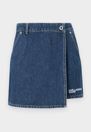 Traper suknja tamnoplave boje s wrap dizajnom, srebrnim detaljima i bijelim vezom s logotipom "KARL LAGERFELD JEANS" na rubu.