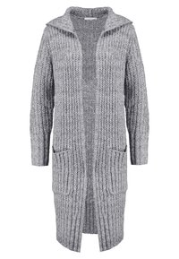 Szary dzianinowy kardigan z kołnierzem typu szal, długimi rękawami, dwoma przednimi kieszeniami oraz prążkowaną teksturą na całej powierzchni. Otwarty przód.