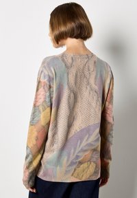 Wielokolorowy sweter z kwiatowymi i teksturowanymi wzorami, okrągły dekolt, ściągacze przy mankietach i u dołu, wykonany z miękkiej dzianiny.