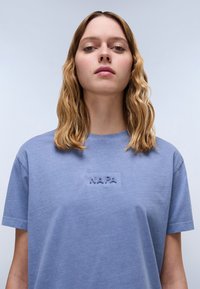 Lichtblauwe katoenen T-shirt met een ronde hals en korte mouwen, met een textuur 'NAPA' logo geborduurd op de borst.