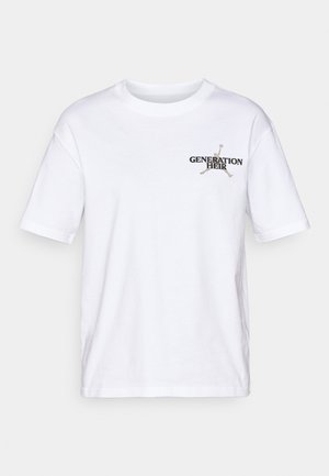 Bijela pamučna majica s kratkim rukavima, s ispisanim logotipom "GENERATION HEIR" i grafičkim dizajnom u tamnim i svjetlim bojama.