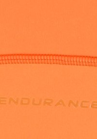 Orange neopren-stoff med en slät yta och synliga sömmar. "ENDURANCE" är präglat i en ljusare nyans längs botten.