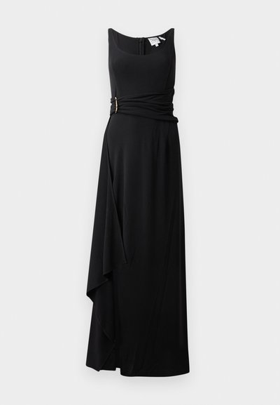 Abito nero senza maniche con top aderente, vita a incrocio con un accento dorato e orlo asimmetrico per una silhouette fluida.