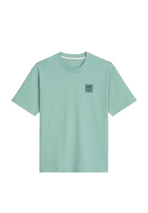 Kortemouwen T-shirt in muntgroen met een ronde hals en een klein donker groen vierkant logo op de linkerborst.