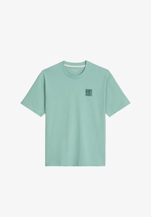 Kortemouwen T-shirt in muntgroen met een ronde hals en een klein donker groen vierkant logo op de linkerborst.