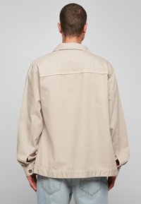 Urban Classics PAINTER'S - Lehká bunda - softseagrass