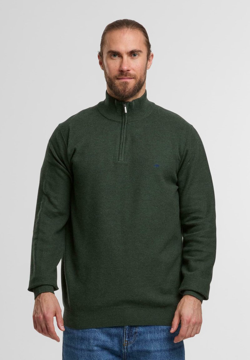 Dunkelgrüner Quarter-Zip-Pullover, Stricktextur, lange Ärmel, gerippte Bündchen und Saum, kleines Logo auf der Brust, taillierte Silhouette.