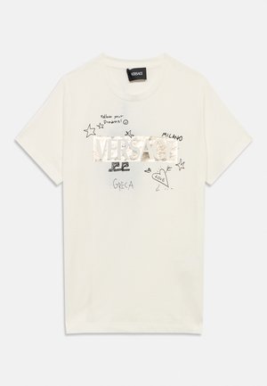 Biała koszulka Versace z metalicznym logo, czarne bazgroły gwiazd, serce z napisem "LOVE", teksty "Follow your Dreams!" i "Milano".