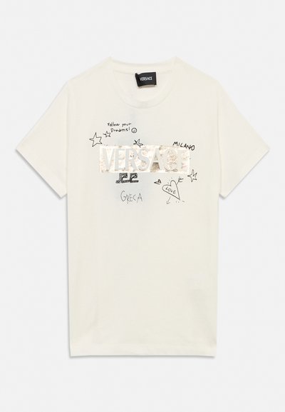 T-shirt blanc Versace avec logo métallique, gribouillis noirs d'étoiles, un cœur avec "LOVE", les textes "Follow your Dreams!" et "Milano".