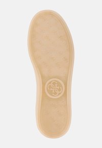 Soletta in gomma color tan. Presenta una superficie testurizzata con un motivo di iniziali intrecciate e un logo circolare al centro.