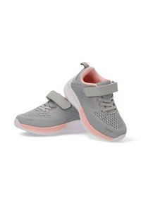 Par de zapatillas deportivas infantiles en gris y rosa con parte superior de malla, correas de velcro y suelas blancas sobre un fondo blanco.